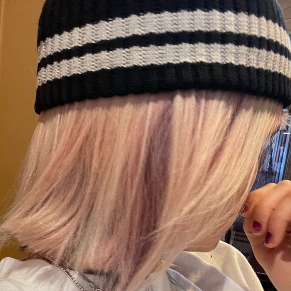 Black tuque with double white line - Picture 3 of 5